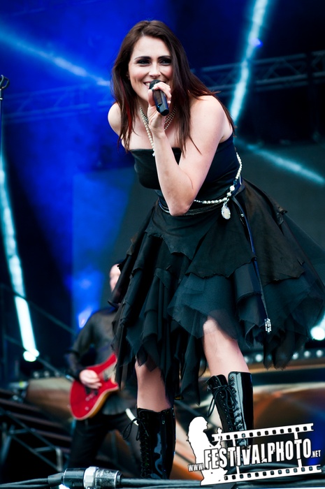 Sharon Den Adel nackt. 