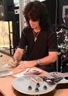 Sweden-Rock-Festival-20130606 Signering-Med-Tommy-Thayer 8584